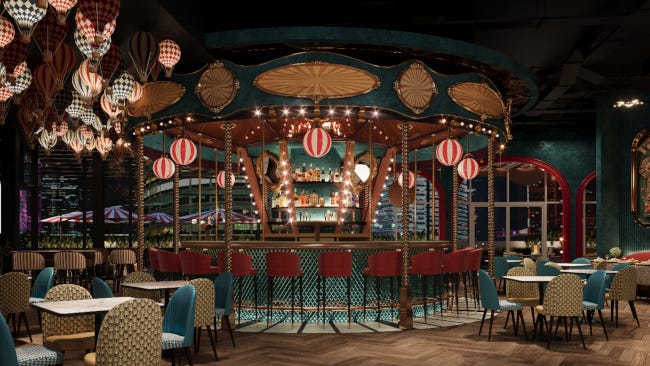 Un grand bar circulaire décoré comme un carrousel de la fin du XIXème siècle