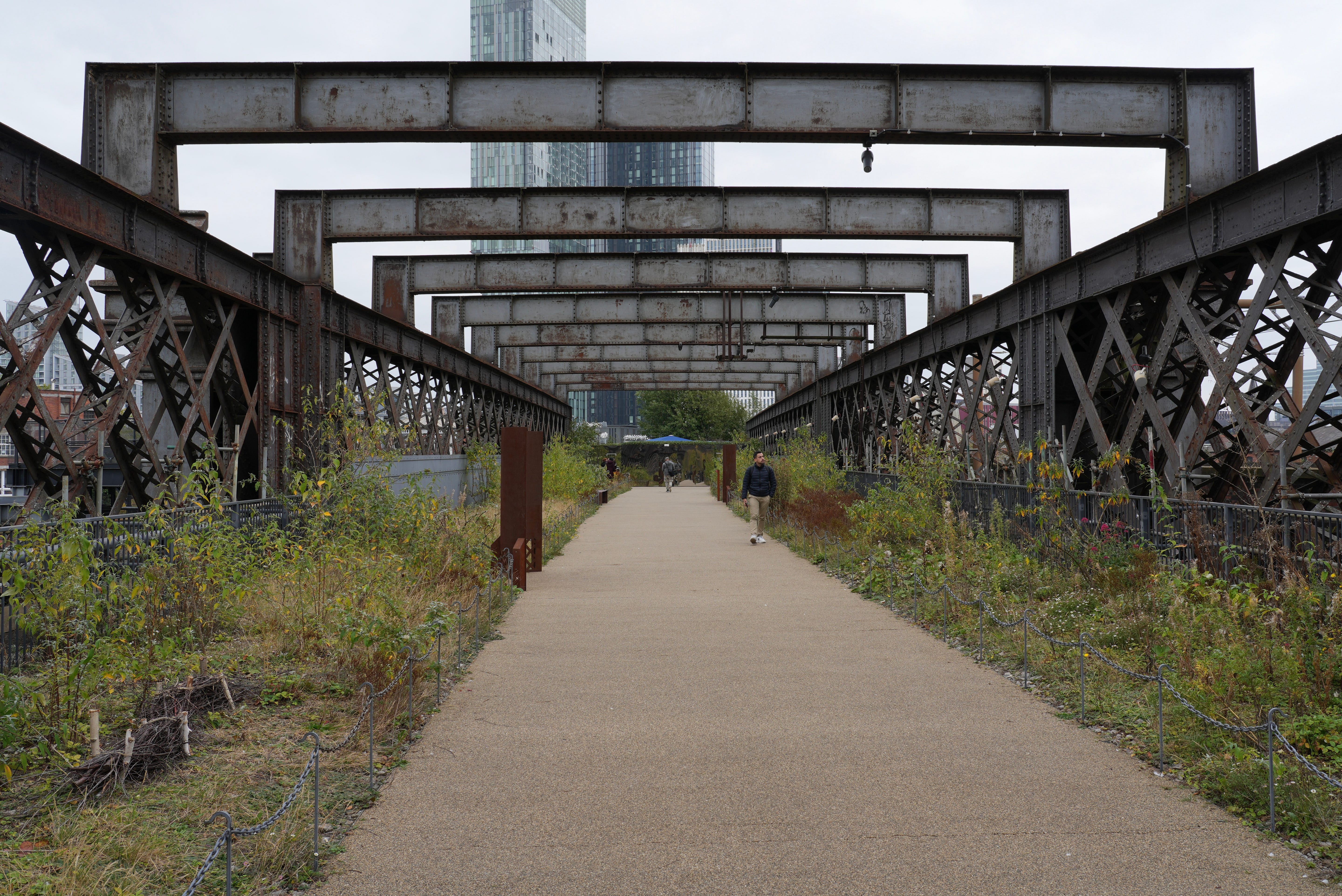 Castlefield Viaduct in Manchester is a disused Victorian train track high in the sky, turned into a beautiful public space Castlefield Viaduct in Manchester is a disused Victorian train track high in the sky, turned into a beautiful public space