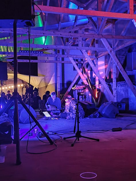 Alcune foto dal Polja Festival: il palco e la location, il pop-up store della vineria Proces, i concerti