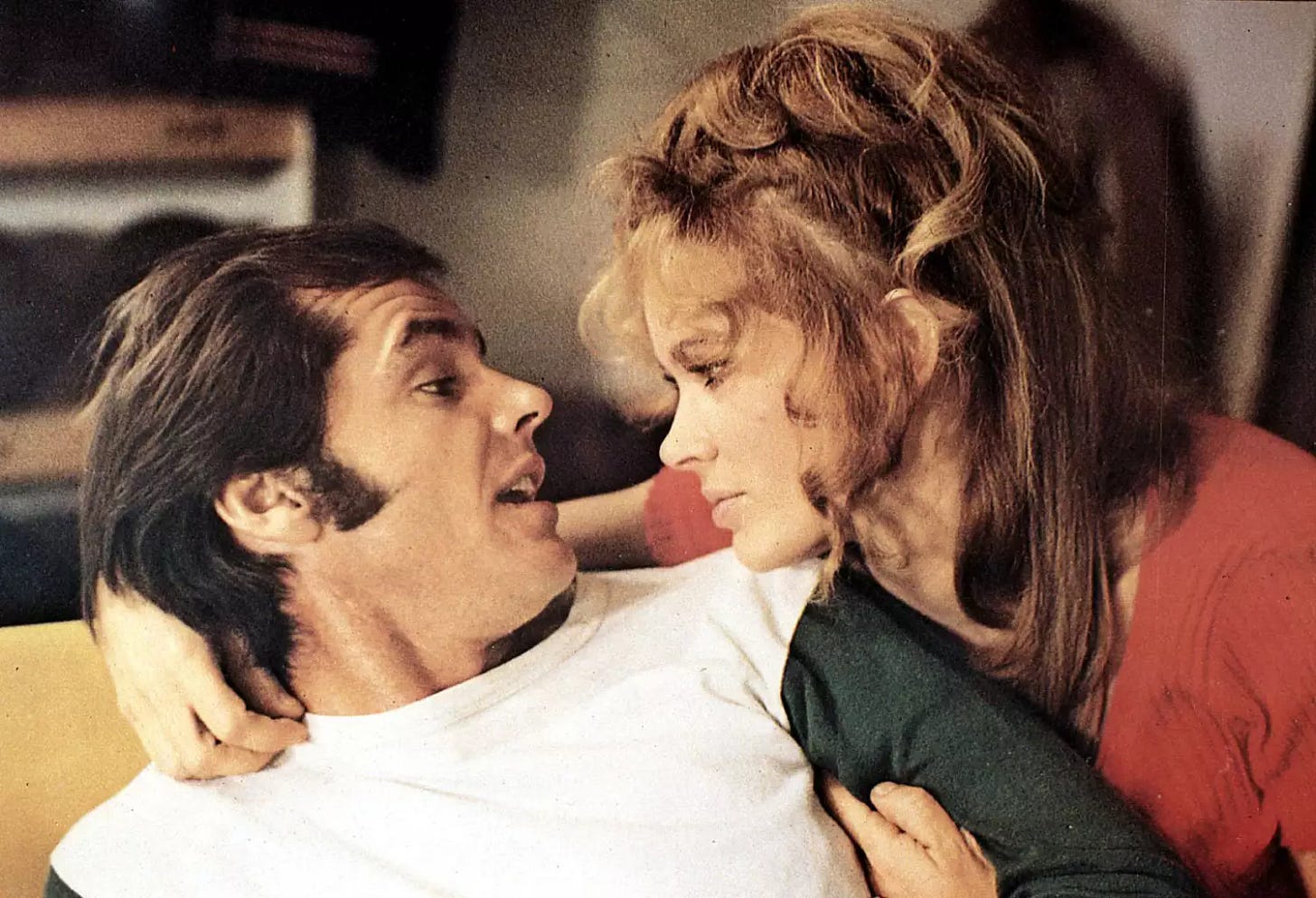 Kino. Five Easy Pieces - Ein Mann Sucht Sich Selbst, Five Easy Pieces, Five Easy Pieces - Ein Mann Sucht Sich Selbst, Five Easy Pieces, Jack Nicholson Als ihm seine Freundin Rayette Dipesto (Karen Black) erzaehlt, dass sie schwanger ist, stellt Robert (Jack Nicholson) sie seiner Familie vor. Schliesslich verlaesst er sie jedoch, um in Alaska ein ganz neues Leben zu beginnen. , 1970.