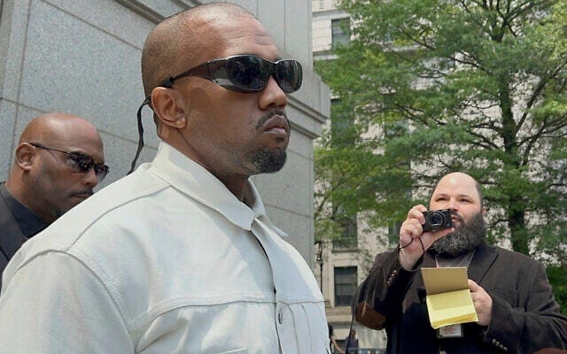 Ye, o rapper americano anteriormente conhecido como Kanye West, deixa o tribunal federal durante o julgamento de Sean "Diddy" Combs em Nova York, em 13 de junho de 2025. (AP/Larry Neumeister)