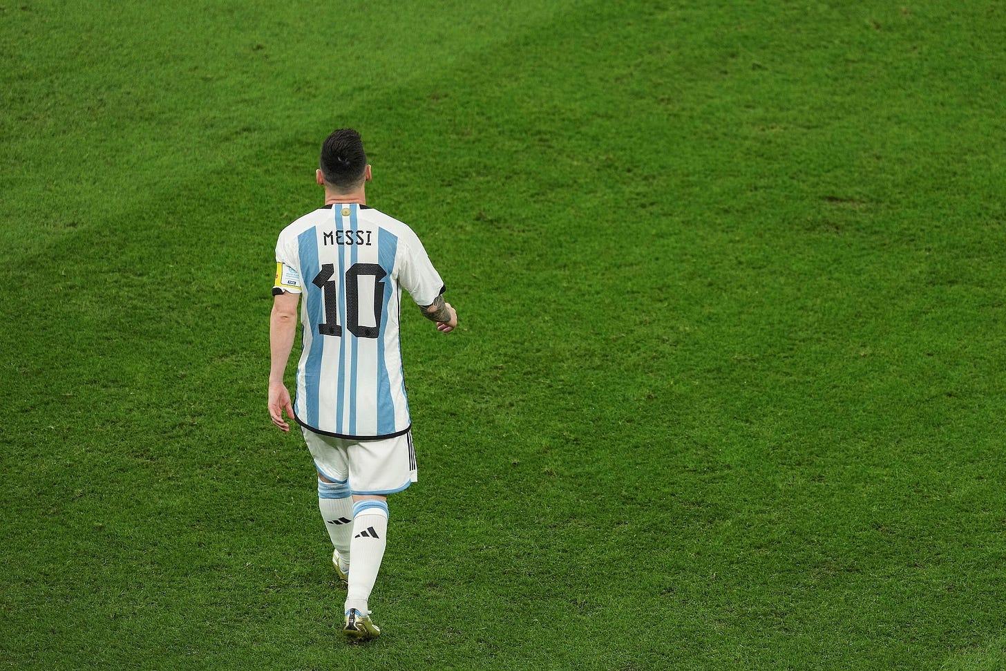 Lionel Messi photographed from behind during the semifinal between Argentina and Croatia at the 2022 World Cup.