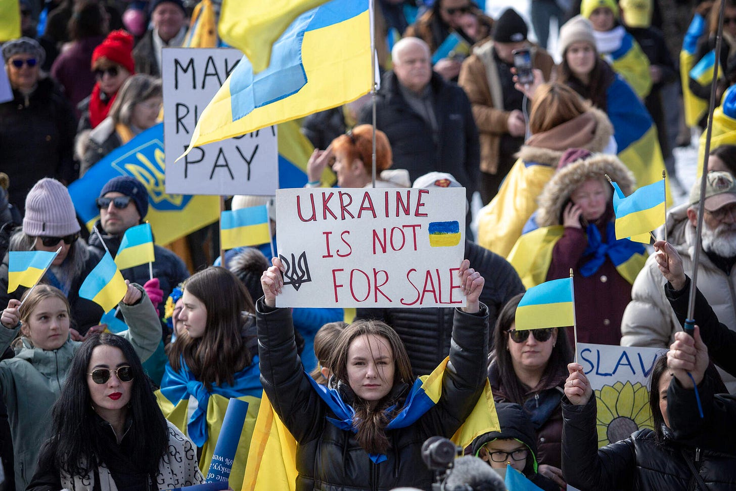 Photos: Hundreds rally in Boston to mark 3 years since Russia's invasion in  Ukraine | WBUR News