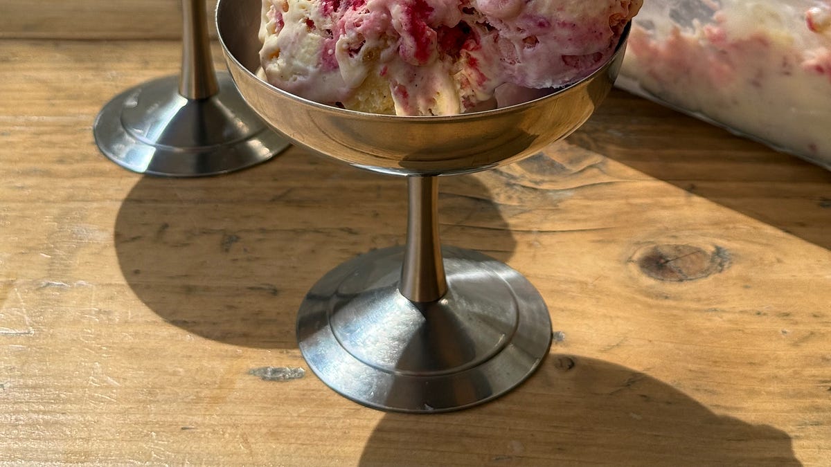 NO CHURN SHORTBREAD RASPBERRY RIPPLE ICE CREAM