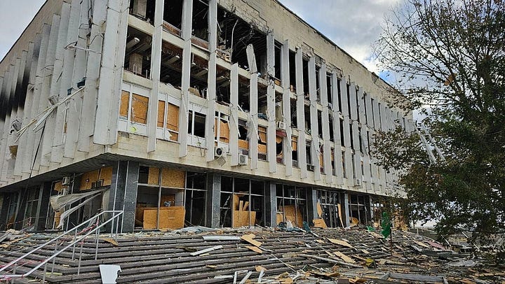 Fotografii ale distrugerilor provocate Bibliotecii Științifice Regionale de bombardamentele rusești