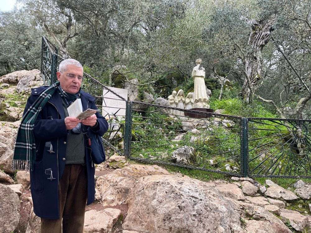 That’s Armando, our local guide, explaining the apparitions and teaching us the prayers. That’s Armando, our local guide, explaining the apparitions and teaching us the prayers.