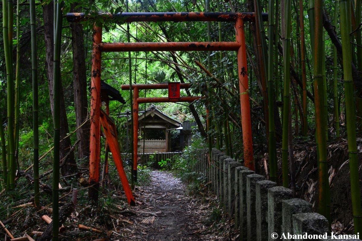 Abandoned shrine in the Japanese countryside [1200*800] [OS] [OC] :  r/urbanexploration