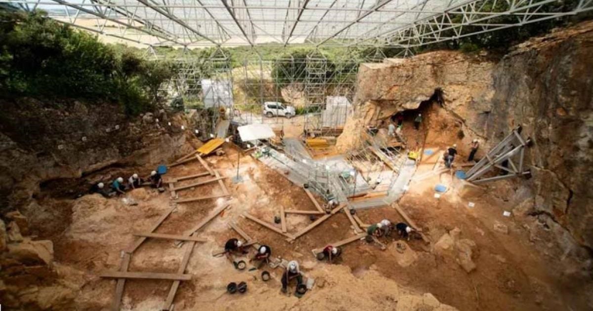 Excavation work at the Ghost Cave site. Source: Maria D. Guillén / IPHES-CERCA