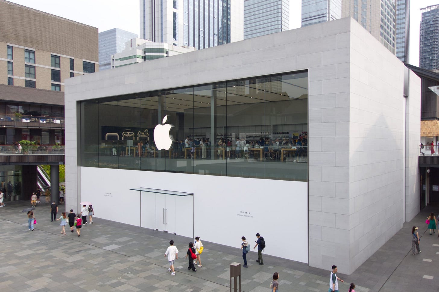 The exterior of Apple Taikoo Li Chengdu under renovation. The ground floor is closed. The exterior of Apple Taikoo Li Chengdu under renovation. The ground floor is closed.