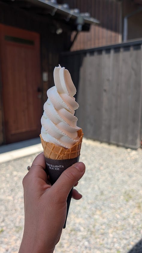 Glaces à la vanille et lait de Hokkaidō, à la glycine et vanille avec ricotta râpée !