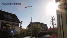 gifje van een gierzwaluw die overvliegt