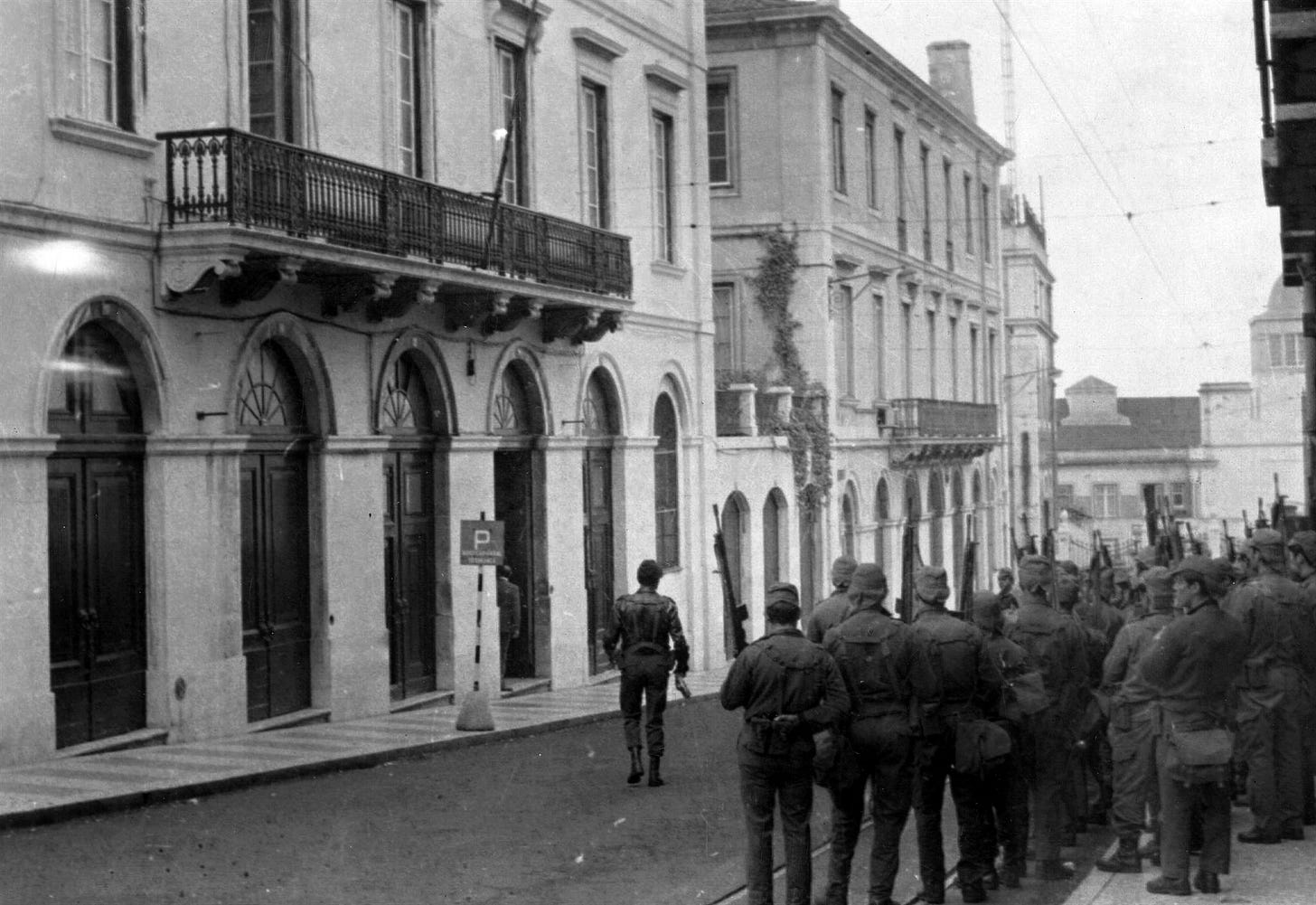 Soldati portoghesi armati si radunano davanti alla sede della PIDE in Rua António Maria Cardoso a Lisbona, durante il tentativo di occupazione del 25 aprile 1974, nel contesto della Rivoluzione dei Garofani.