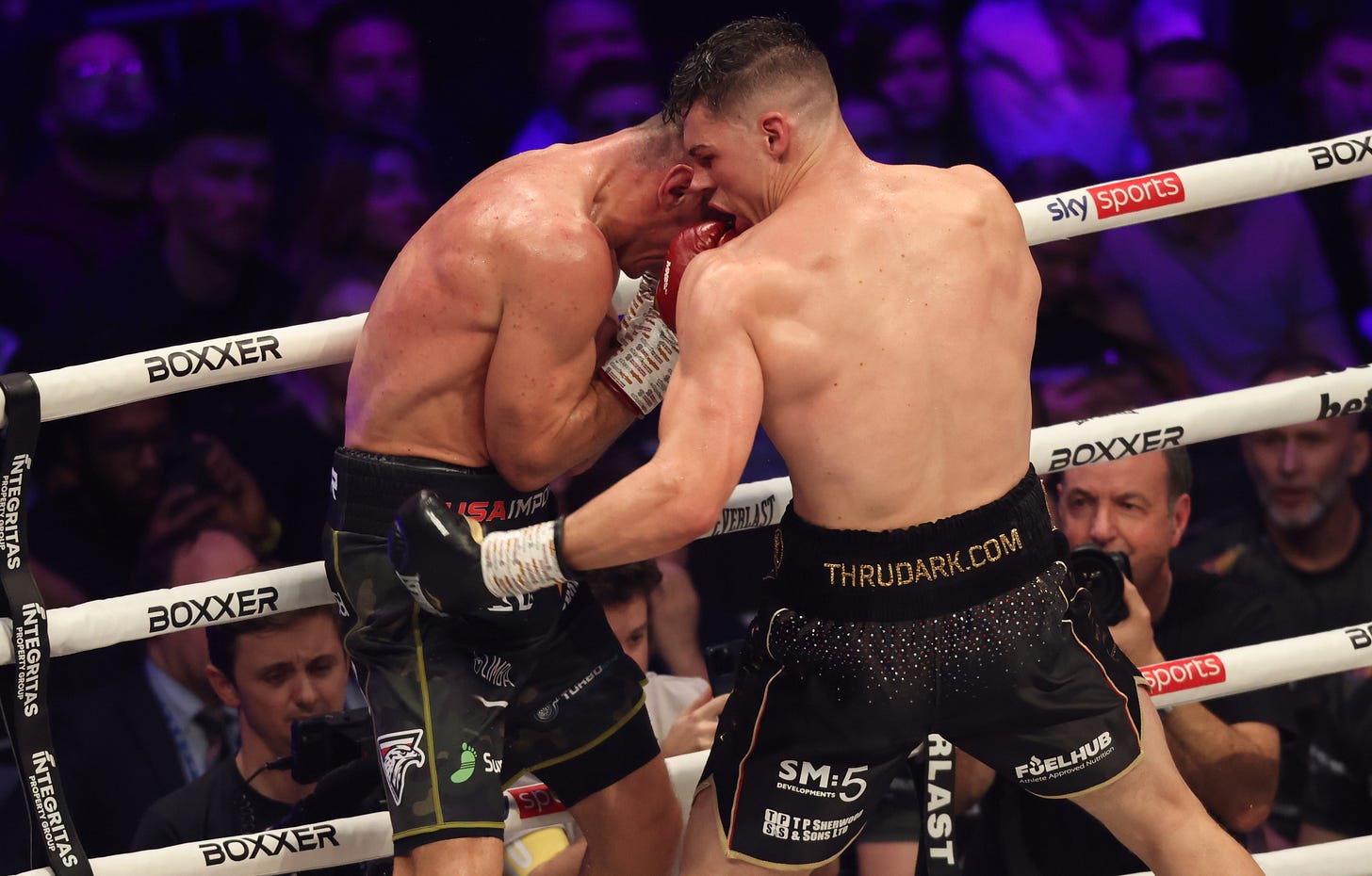 Mateusz Masternak gets ribs checked backstage after retiring against Chris  Billam-Smith - despite leading in world title bout | talkSPORT