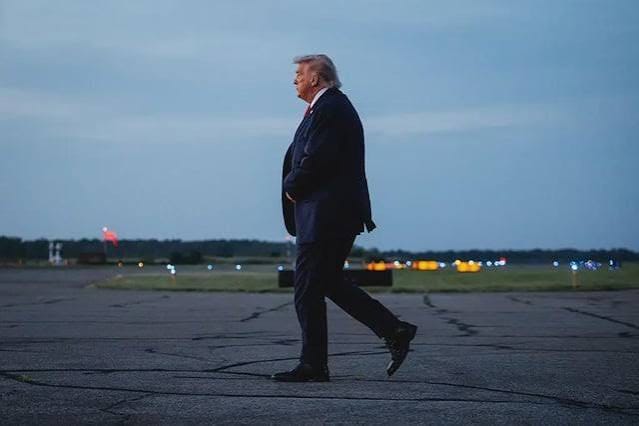 Trump Walks Right Past The Beast's Open Door Toward an Empty Field Before Secret Service Steps In to Redirect Him : r/thebulwark