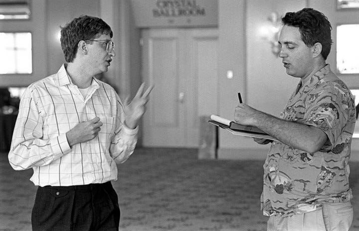 Bill Gates, padre de Microsoft, habla con Mitchell Kapoor, creador de Lotus 1-2-3 y fundador de la Electronic Frontier Foundation. Foto: Archivo Bill Gates, padre de Microsoft, habla con Mitchell Kapoor, creador de Lotus 1-2-3 y fundador de la Electronic Frontier Foundation. Foto: Archivo