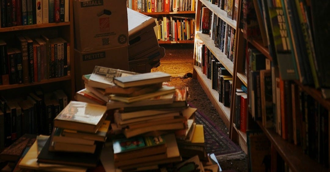A room filled with lots of books and boxes
