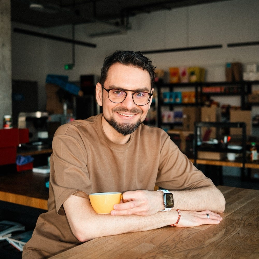 Na zdjęciu ja z filiżanką kawy.