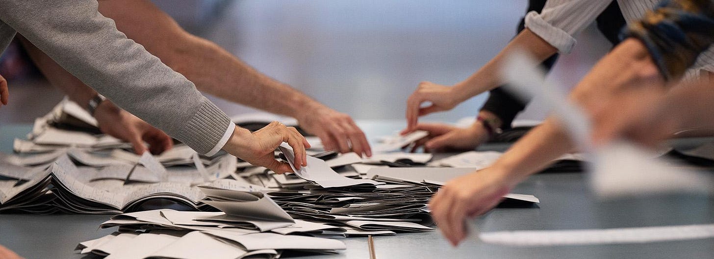 Symbolbild: Wahhelfer in Berlin am 26.09.2021. (Quelle: dpa/Sebastian Gollnow)