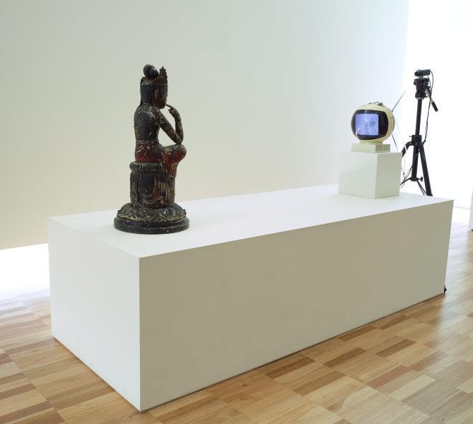 澳洲新南威爾斯美術館收藏的《TV Buddha》1976 年版本|來源:Art Gallery of NSW / Nam June Paik Estate 澳洲新南威爾斯美術館收藏的《TV Buddha》1976 年版本|來源:Art Gallery of NSW / Nam June Paik Estate
