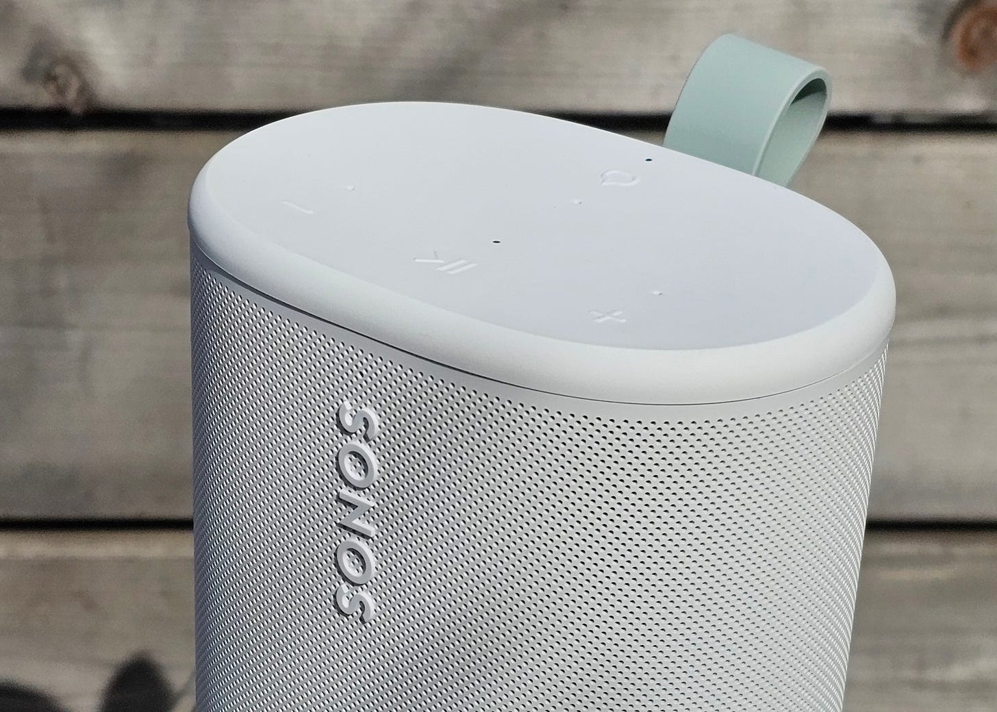 Close-up of the Sonos Play's top controls. Close-up of the Sonos Play's top controls.
