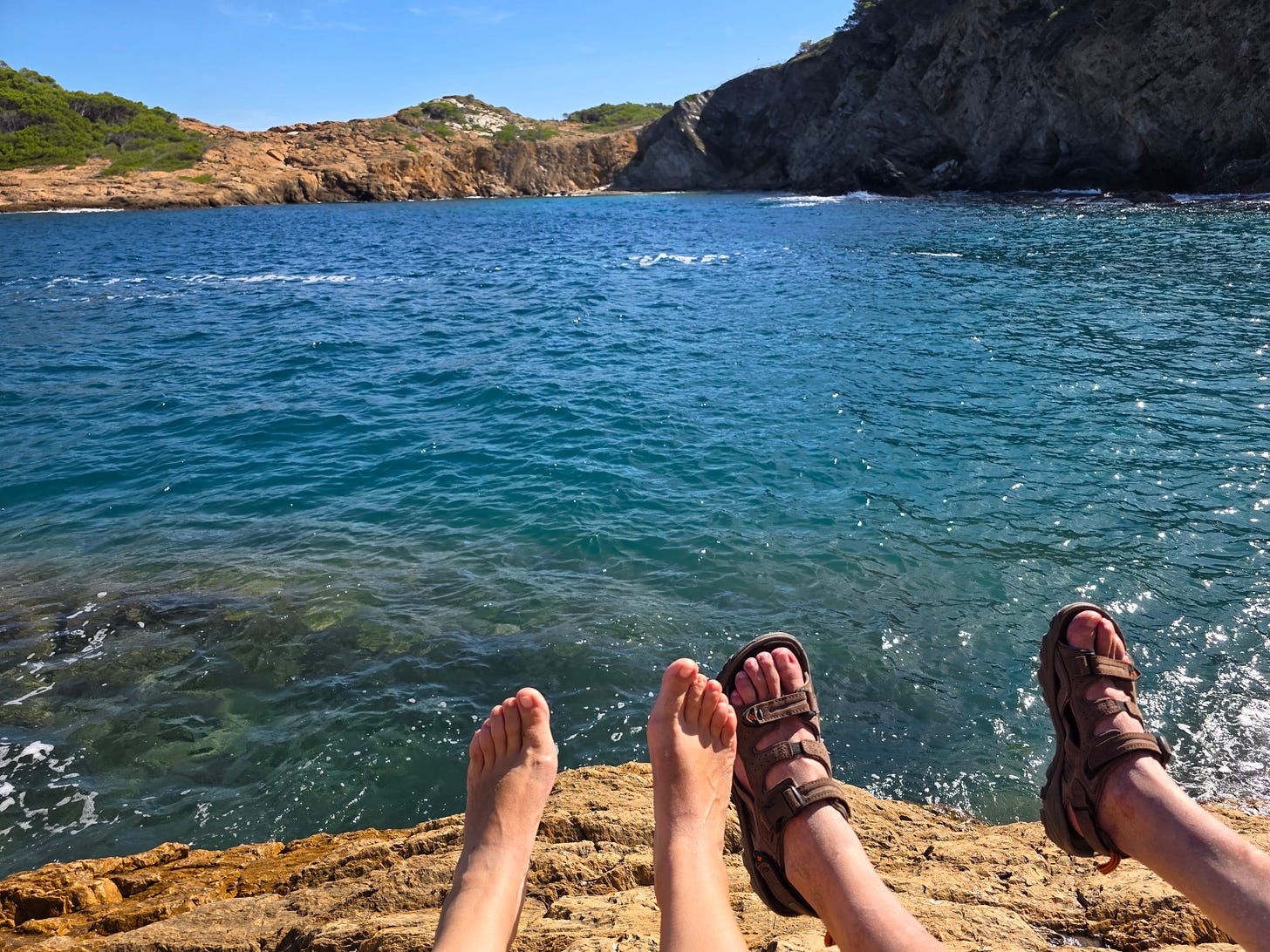 Vistas al mar , desde una roca en el camino de ronda entre la cala de Sa Tuna y la d´AIguafreda. Vistas al mar , desde una roca en el camino de ronda entre la cala de Sa Tuna y la d´AIguafreda.