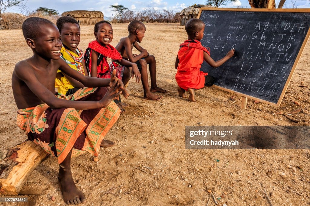 Bambini africani durante le lezioni di inglese, Africa orientale