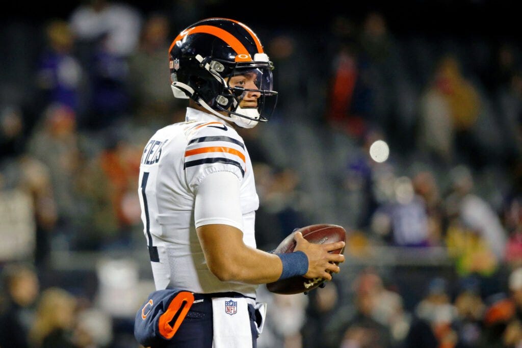 Justin Fields vestido de blanco.