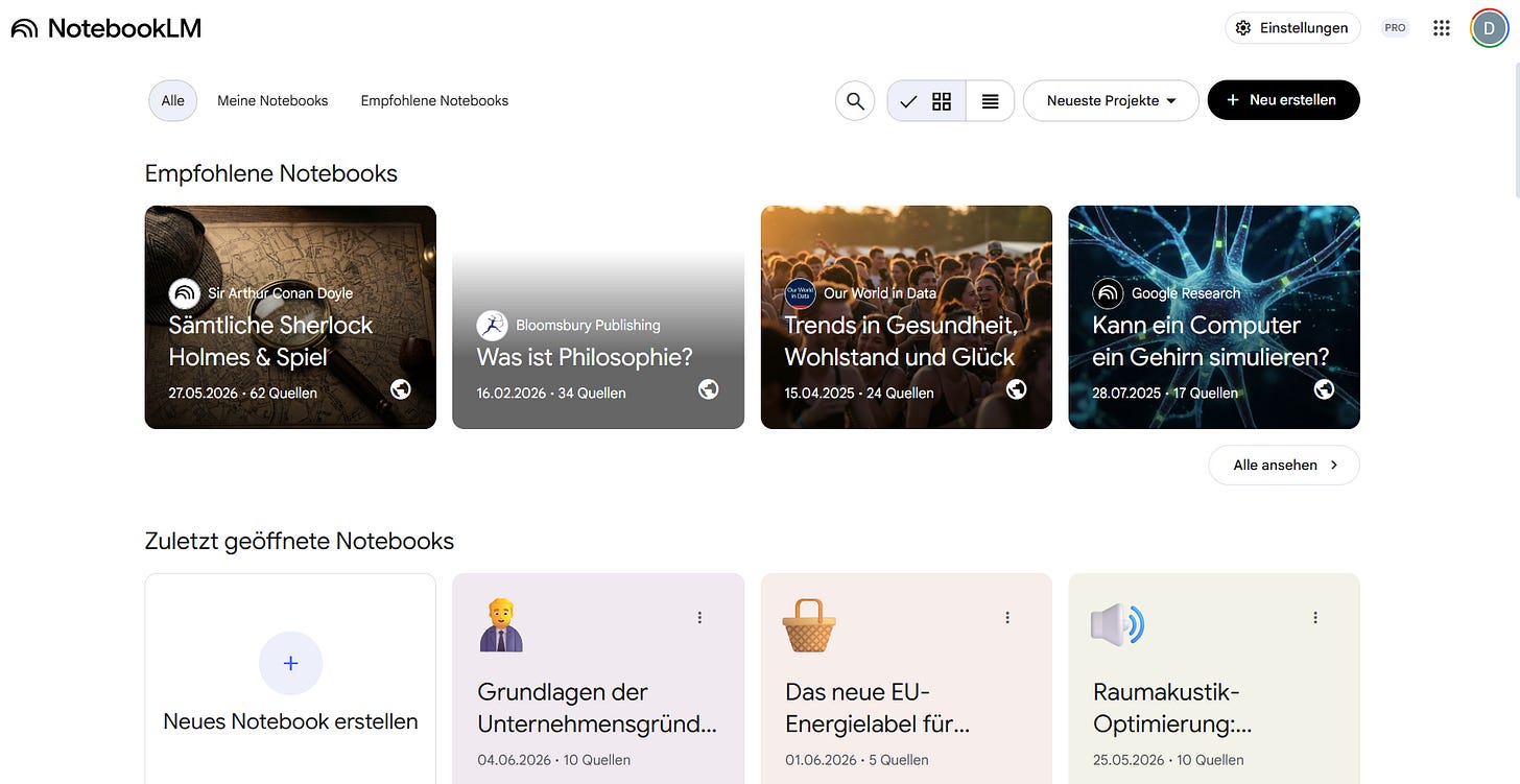 Screenshot der NotebookLM-Startseite. Im oberen Bereich vier kuratierte Notebooks mit Vorschaubildern (u. a. „Sämtliche Sherlock Holmes & Spiel“, „Was ist Philosophie?“, „Trends in Gesundheit, Wohlstand und Glück“, „Kann ein Computer ein Gehirn simulieren?“) mit Datum und Quellenanzahl. Darunter die Zeile „Zuletzt geöffnete Notebooks“ mit der Kachel „Neues Notebook erstellen“ und drei weiteren eigenen Notebooks. Screenshot der NotebookLM-Startseite. Im oberen Bereich vier kuratierte Notebooks mit Vorschaubildern (u. a. „Sämtliche Sherlock Holmes & Spiel“, „Was ist Philosophie?“, „Trends in Gesundheit, Wohlstand und Glück“, „Kann ein Computer ein Gehirn simulieren?“) mit Datum und Quellenanzahl. Darunter die Zeile „Zuletzt geöffnete Notebooks“ mit der Kachel „Neues Notebook erstellen“ und drei weiteren eigenen Notebooks.