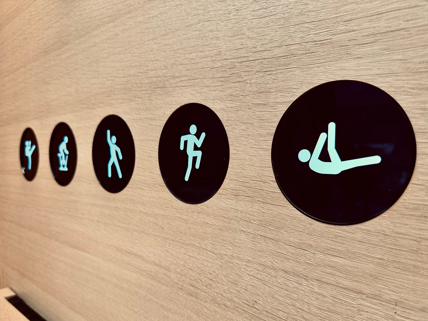 Zdjęcie ściany reklamowej Apple Watche w nowojorskim sklepie Apple na Piątej Alei. 