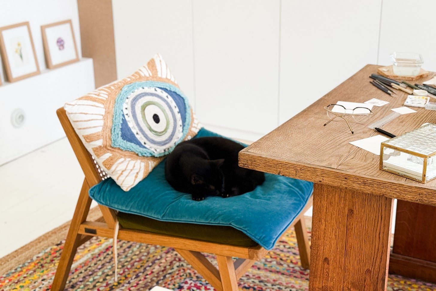 Atelier d'artiste en bretagne, fauteuil cannage et chêne robins des boisl 