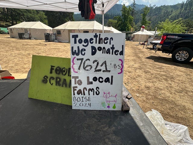 A sign on a table

Description automatically generated