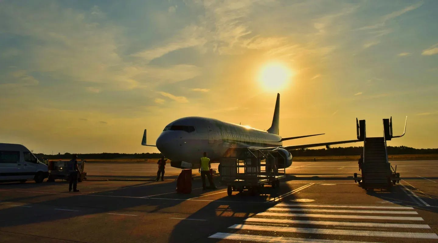 Avión en una pista de aterrizaje. Avión en una pista de aterrizaje.