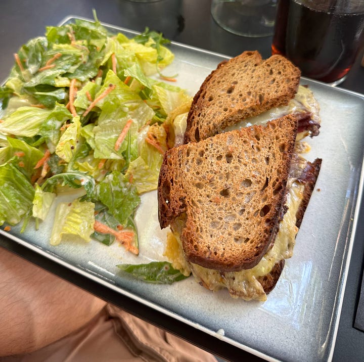 Reuben sandwich & frites de patates douces