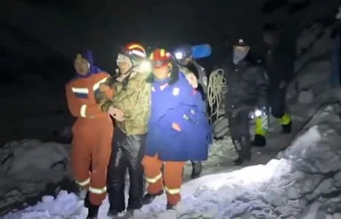 people being rescued off everest