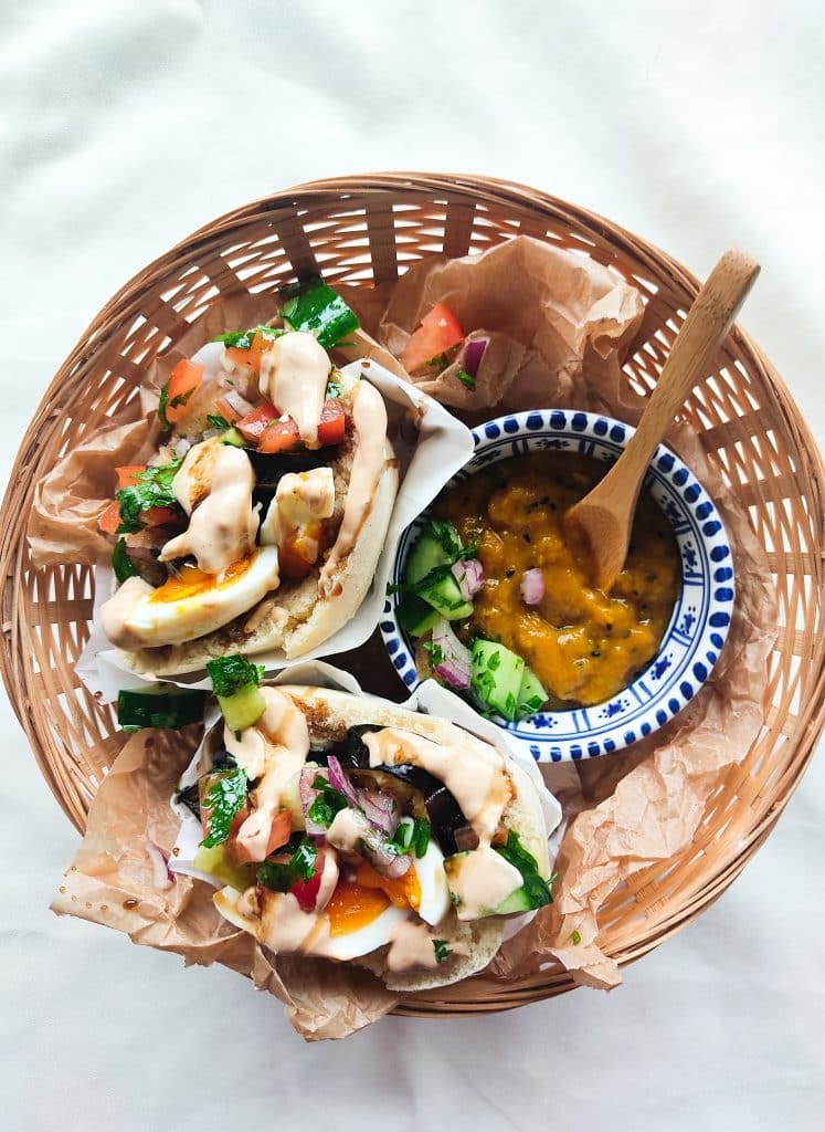 Sabich met mangochutney en yoghurt-tahinsaus