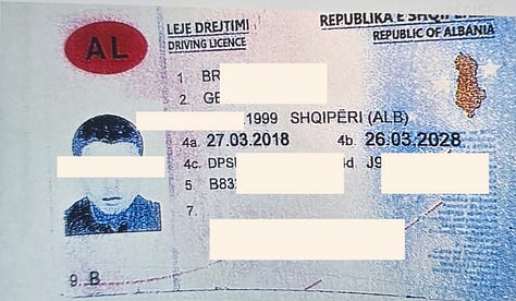 Dëshmia #1 – Faqe identifikimi ruse: Dokument identifikimi i Federatës Ruse me të dhëna biografike dhe elemente sigurie, pjesë e materialit të shqyrtuar nga redaksia. | Dëshmia #2 – Faqe pasaporte bjelloruse Dokumenti A: Faqe biografike e Republikës së Bjellorusisë me elemente standarde shtetërore dhe fusha vlefshmërie, të dhënat sensitive janë redaktuar. | Dëshmia #3 – Faqe pasaporte bjelloruse Dokumenti B: Dokument i dytë bjellorus me shkrime në alfabet cirilik dhe latin, që përforcon modelin e identiteteve ndërkufitare. | Dëshmia #4 – Patentë bjelloruse: Leje drejtimi e lëshuar nga autoritetet e Bjellorusisë, pjesë e të njëjtit set dokumentesh identifikimi. | Dëshmia #5 – Patentë shqiptare: Leje drejtimi e Republikës së Shqipërisë, që lidh zinxhirin e lëvizjes ndërmjet Shqipërisë dhe Kosovës. | Dëshmia #6 – Faqe shtesë pasaporte dhe elemente verifikimi: Zona e lexueshme me makinë dhe vulat zyrtare konfirmojnë tipare autentike të dokumenteve të udhëtimit. Të gjitha të dhënat personale janë redaktuar nga redaksia.