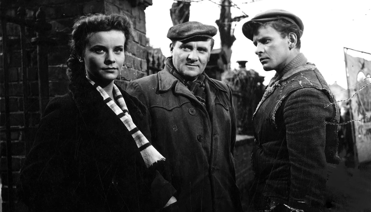 Dorota (Urszula Modrzyńska) and Sekuła (Janusz Paluszkiewicz) try to enrol Stach (Tadeusz Łomnici) into the anti-Nazi, pro-Soviet People's Guard.