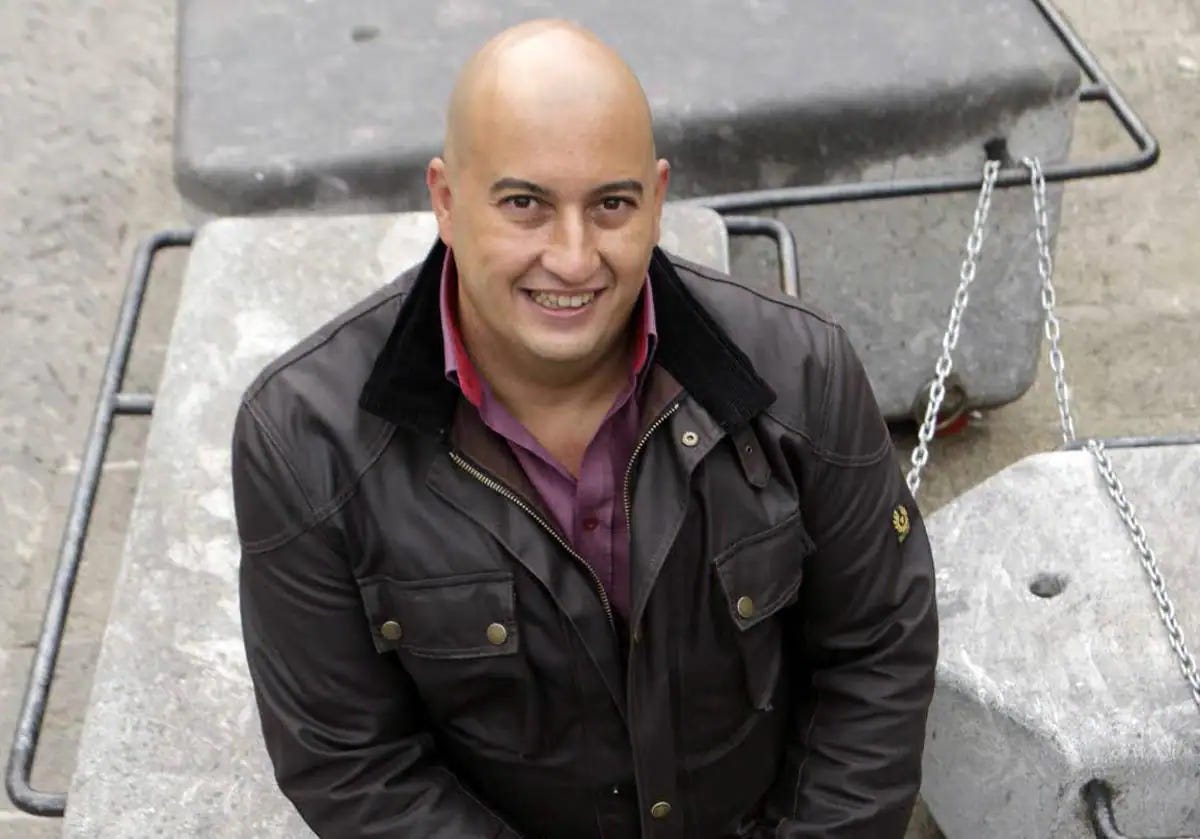 Pablo Ruiz de Azúa, en la plaza del Machete. Pablo Ruiz de Azúa, en la plaza del Machete.