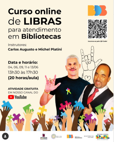 #descrevemospravocê  Cartaz de divulgação do Curso online de LIBRAS para atendimento em Bibliotecas, com destaque visual para o uso da Língua Brasileira de Sinais no contexto bibliotecário. O curso será ministrado pelos instrutores Carlos Augusto e Michel Platini e ocorrerá nos dias 04, 06, 09, 11 e 13 de junho, das 13h30 às 17h30, totalizando 20 horas de aula. A atividade é gratuita e transmitida pelo canal do YouTube.  O design do cartaz é alegre e inclusivo. No topo, há o título em letras grandes com destaque para as palavras “LIBRAS” e “Bibliotecas”. À direita, aparece um QR Code com a orientação “Inscreva-se pelo QR Code!” e, acima dele, o logotipo do BDB (Bibliotecas do Brasil).  A imagem central mostra os dois instrutores. Carlos Augusto, à esquerda, tem pele clara, cabelos curtos grisalhos e bigode. Ele veste camiseta preta com símbolo de mãos coloridas em libras no peito e sinaliza com a mão direita a letra “L”. Michel Platini, à direita, tem pele morena, está de camisa branca com blazer e gravata preta, sorrindo e fazendo sinal positivo com o polegar. Atrás deles, há um desenho em linhas pretas de uma mão sinalizando em Libras.  Na parte inferior do cartaz, há uma ilustração de mãos levantadas em diversos tons de pele, representando diversidade. Os logotipos dos apoiadores estão na base: Instituto de Leitura Quindim, Rede Nacional de Bibliotecas Comunitárias, BDB, Ministério da Cultura, Governo Federal – Brasil União e Reconstrução.