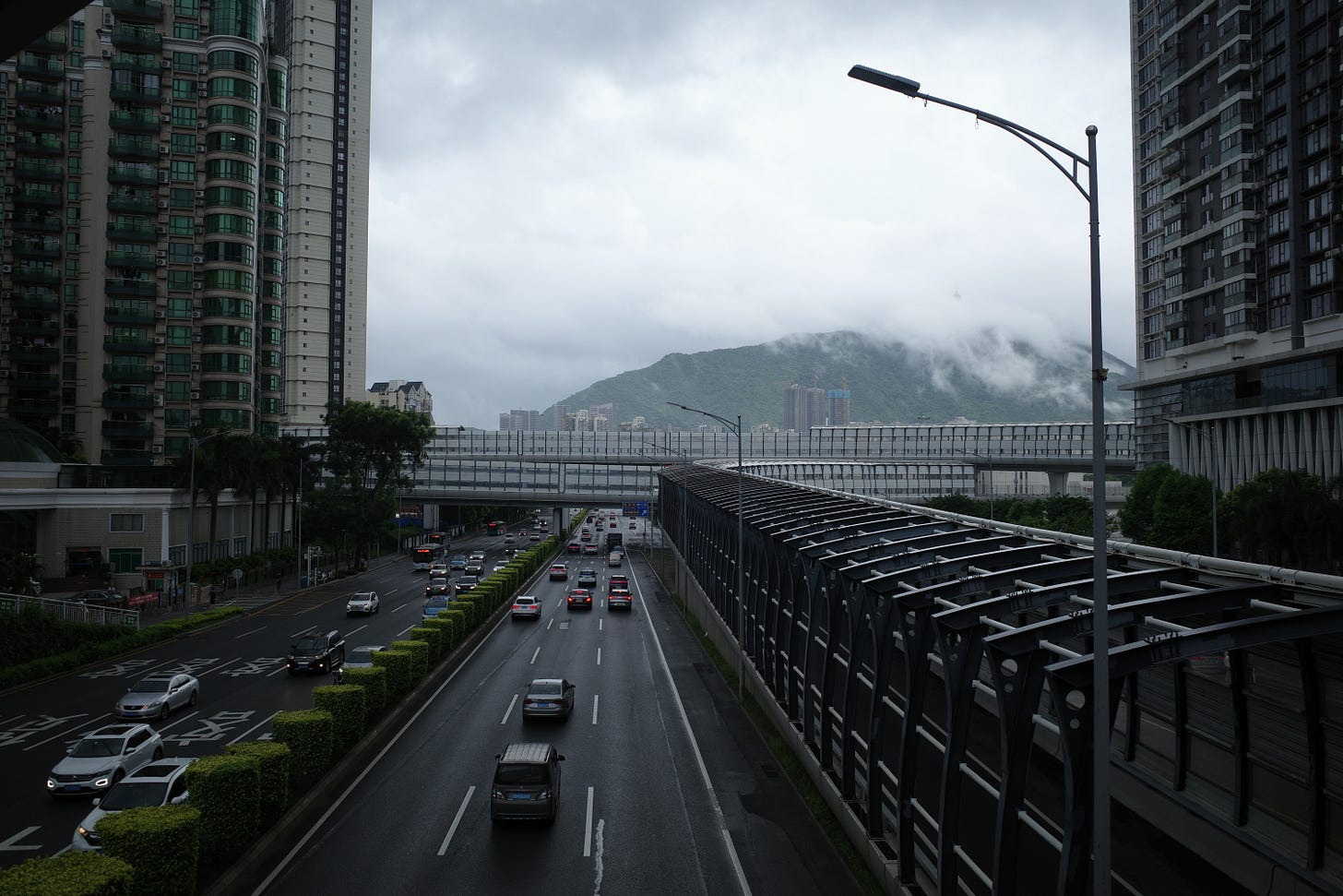 7点就到了口岸，对面的山云雾缭绕，阴郁又繁华的深圳给我莫名很安心的感觉