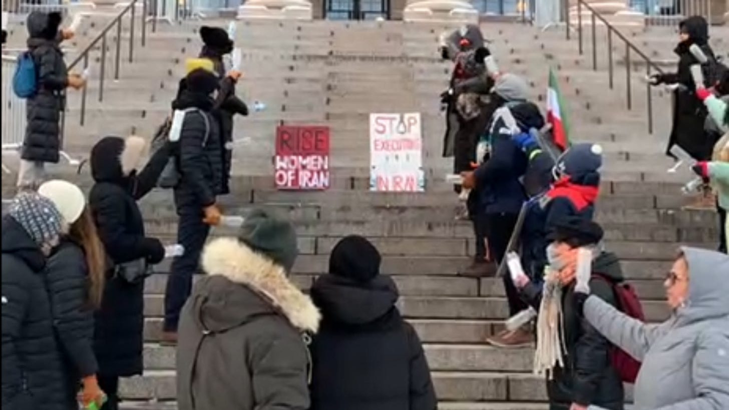 Iranilaiset mielenosoittajat Eduskunnan edessä 14.12.2022