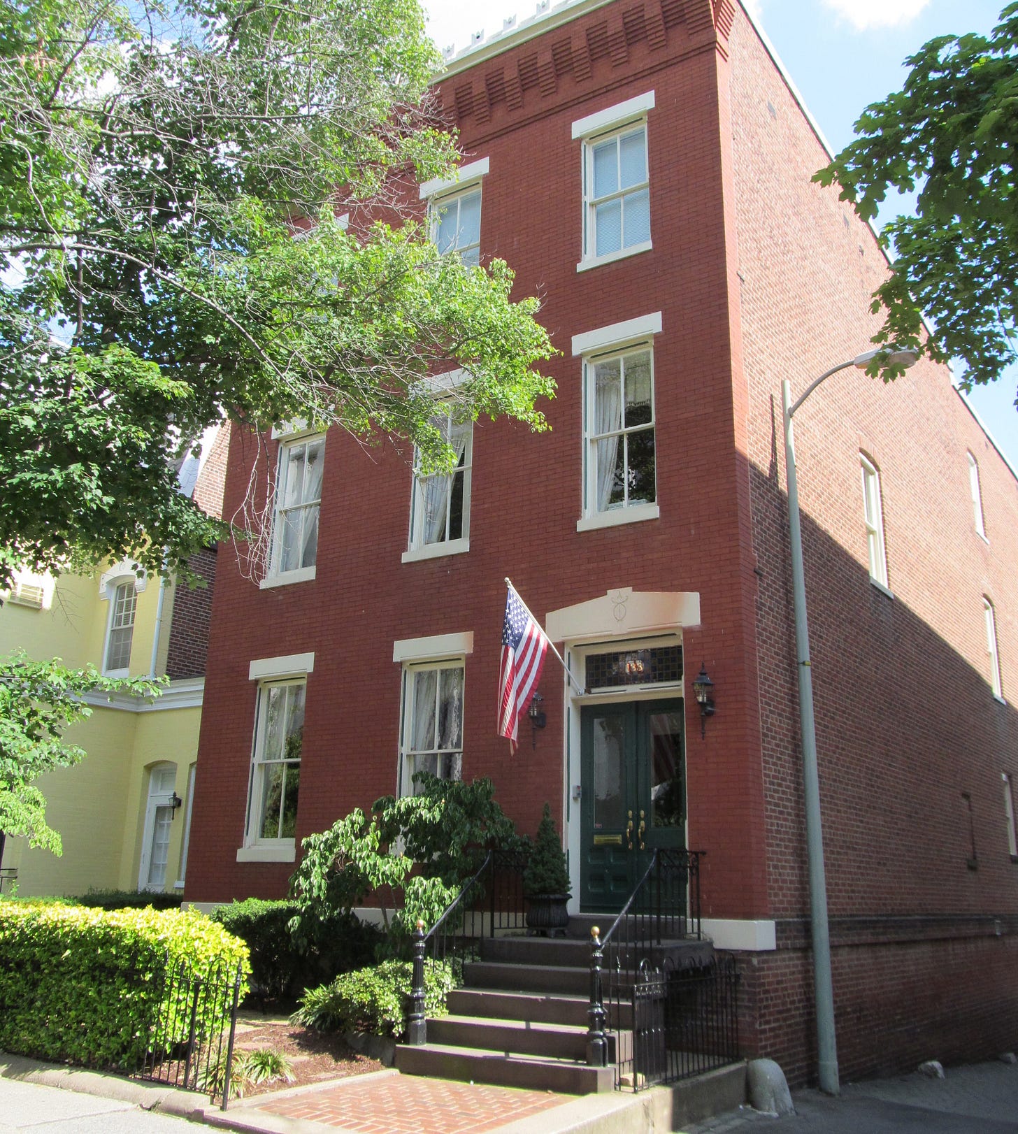 https://upload.wikimedia.org/wikipedia/commons/0/06/C_Street_Center%2C_Washington_DC.jpg?utm_source=commons.wikimedia.org&utm_campaign=index&utm_content=original