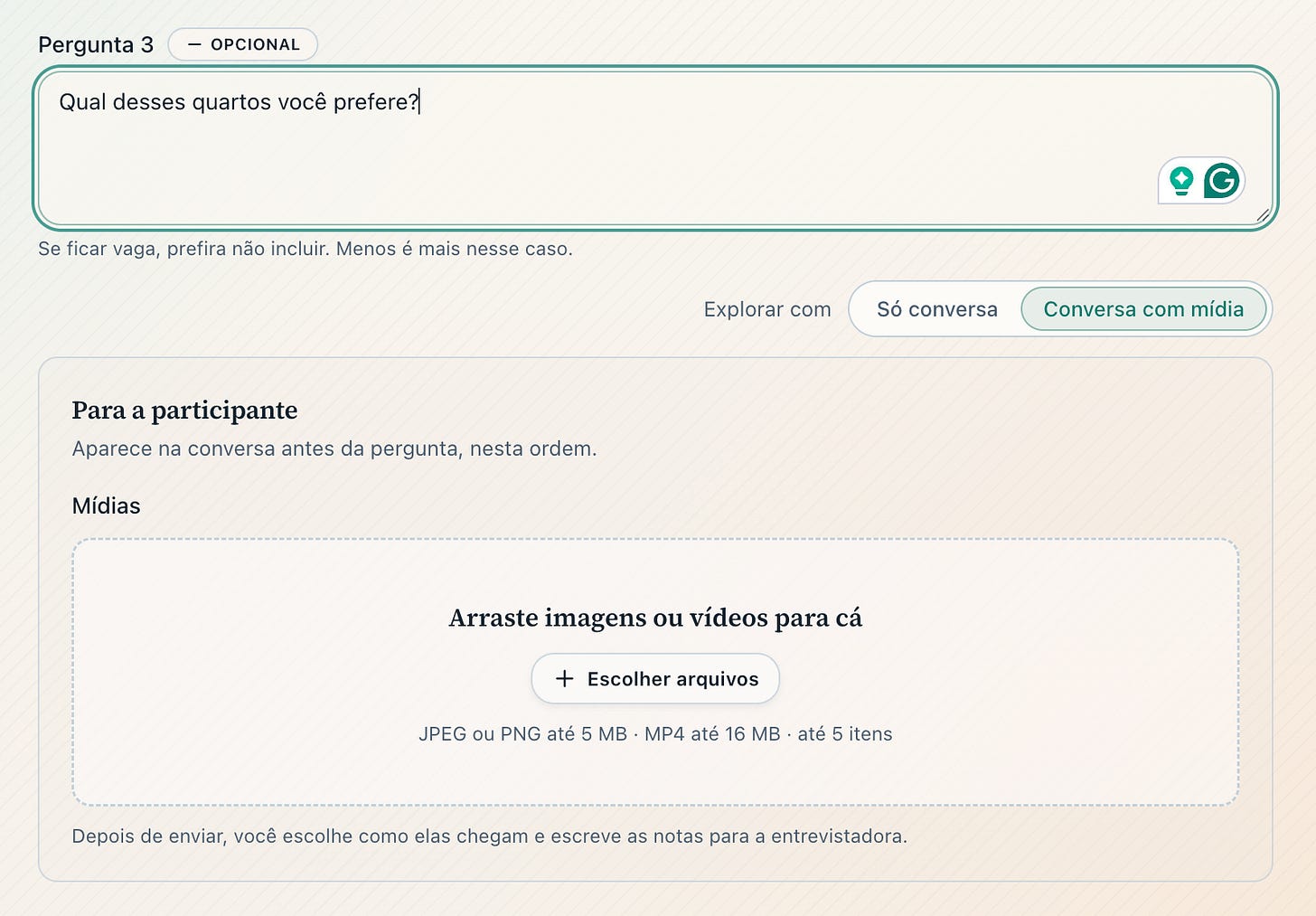 Interface da ferramenta de pesquisa da ReveLumi mostrando o campo para digitar uma pergunta e a nova opção para anexar mídias