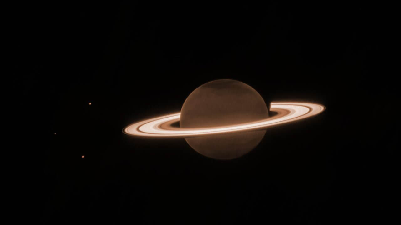 【▲ ジェイムズ・ウェッブ宇宙望遠鏡の近赤外線カメラ（NIRCam）で2023年6月に観測された土星（Credit: NASA, ESA, CSA, STScI, M. Tiscareno (SETI Institute), M. Hedman (University of Idaho), M. El Moutamid (Cornell University), M. Showalter (SETI Institute), L. Fletcher (University of Leicester), H. Hammel (AURA), J. DePasquale (STScI)）】