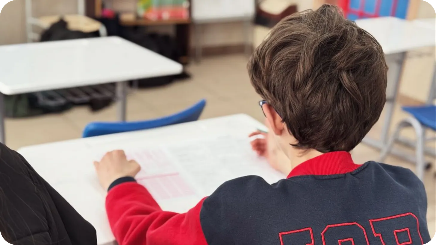 Noruega prohíbe la IA generativa en primaria para fomentar lectura, escritura y matemáticas en edades tempranas