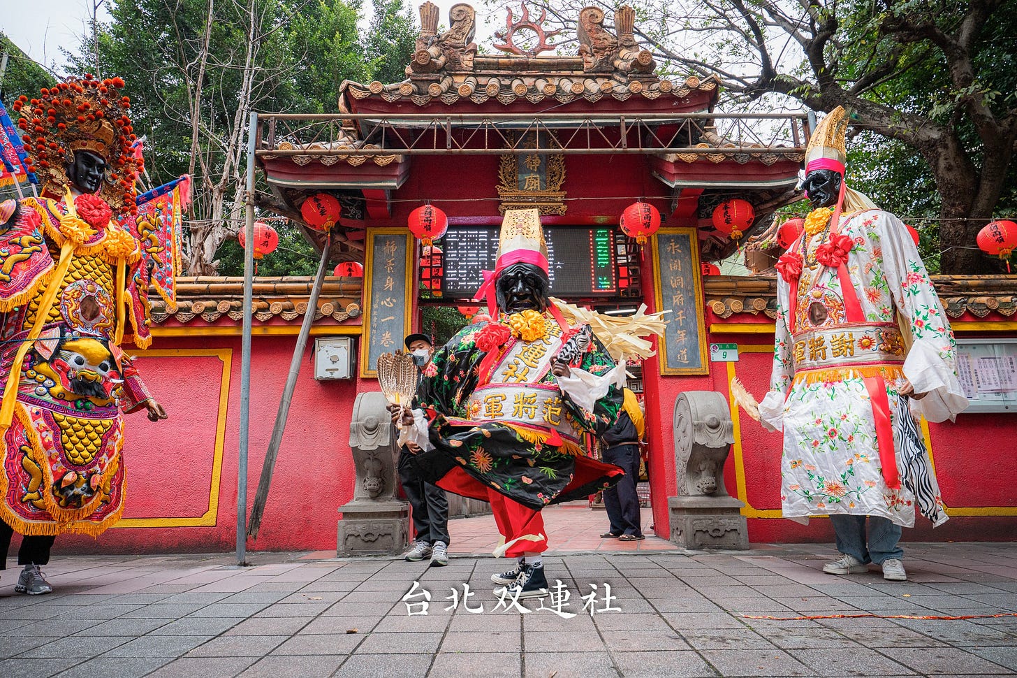 可能是寺廟和文字的圖像