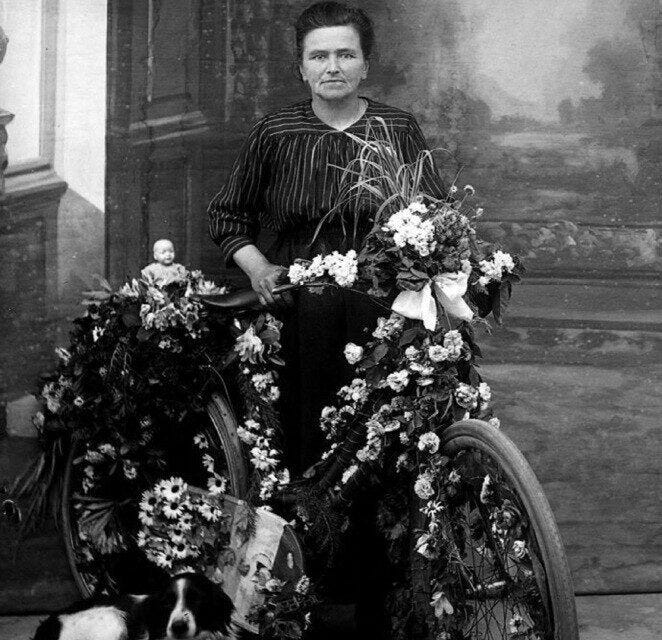 Yvonnes en photo noir et blanc devant son velo recouvert de fleur