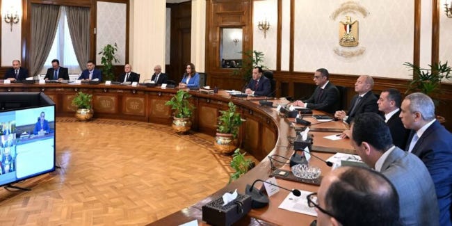 Le Premier Ministre Égyptien face aux gouverneurs du pays en réunion officielle. Certains sont en visioconférence. Le Premier Ministre Égyptien face aux gouverneurs du pays en réunion officielle. Certains sont en visioconférence.