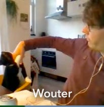 screenshot van een videobelgesprek waarin een kitten wouter in zijn hand bijt