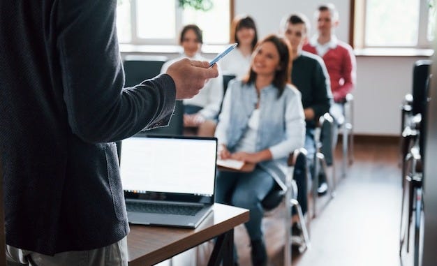 Todos sonríen y escuchan. Grupo de personas en conferencia de negocios en el aula moderna durante el día